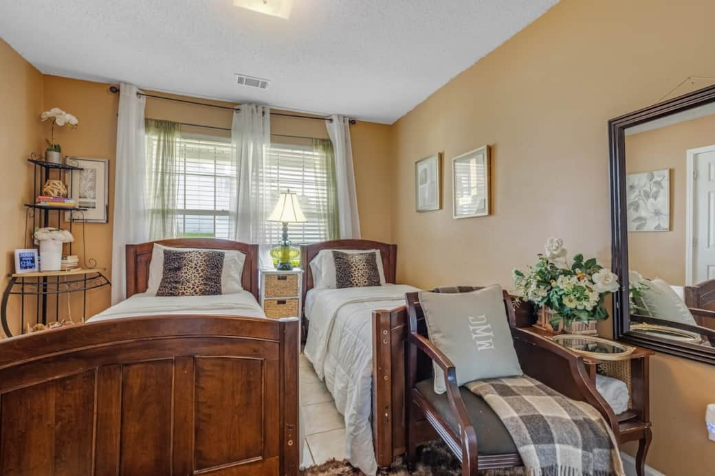 Peaceful Twin Bedroom Retreat