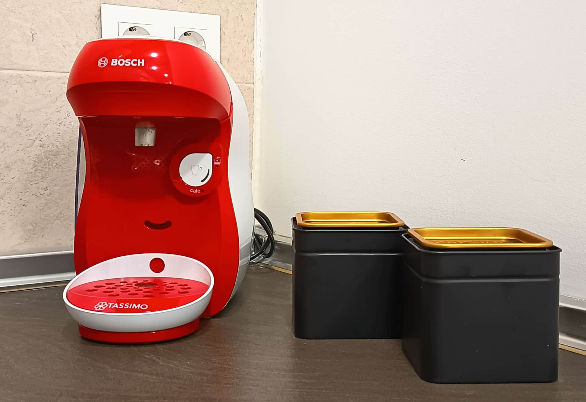 Cafetera Tassimo en cocina equipada con accesorios, ideal para preparar café en La Casita de Ale