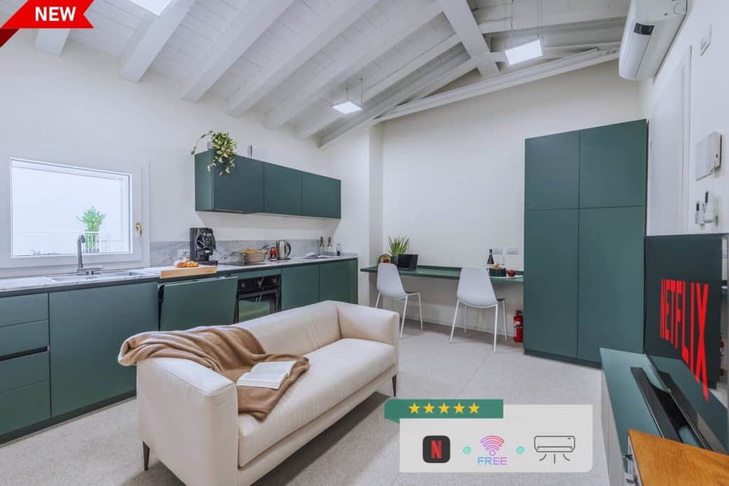 Soggiorno dove potrai rilassarti sul divano a guardare una serie Netflix.