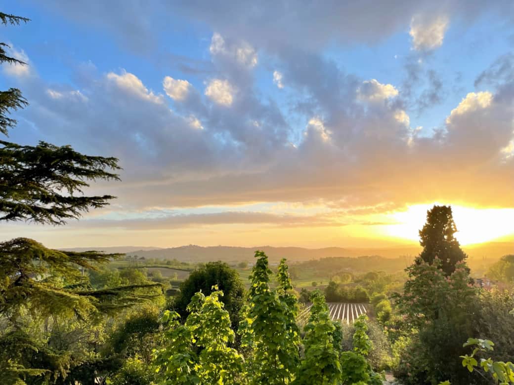 Enjoy the breathtaking views of the Valdichiana hills will unfold before your eyes.