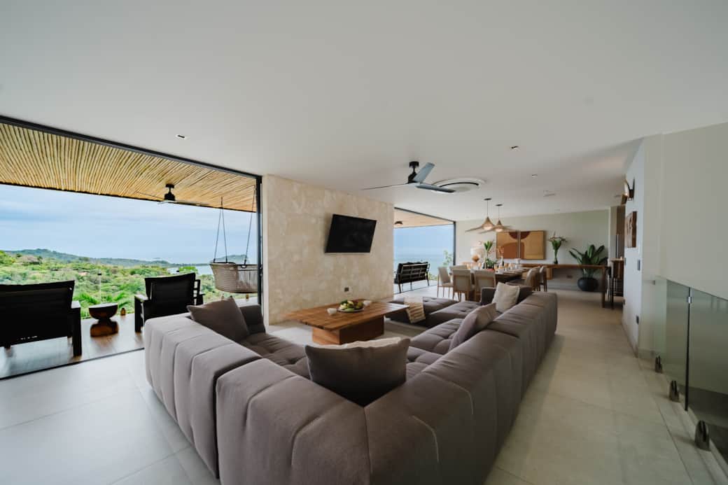 Elegant Living Space with Panoramic Views Elegant Living Space with Panoramic Views