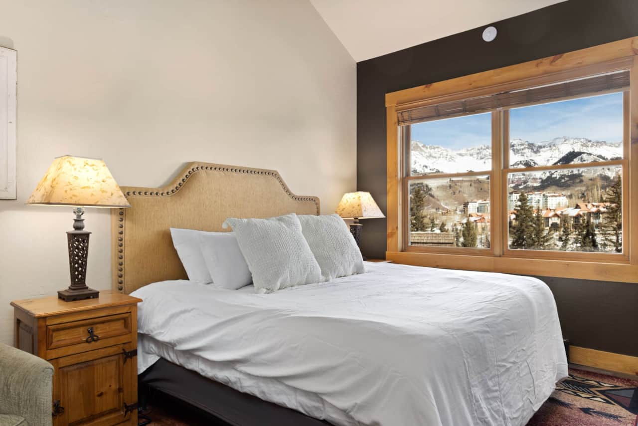 Main bedroom with great mountain views! 