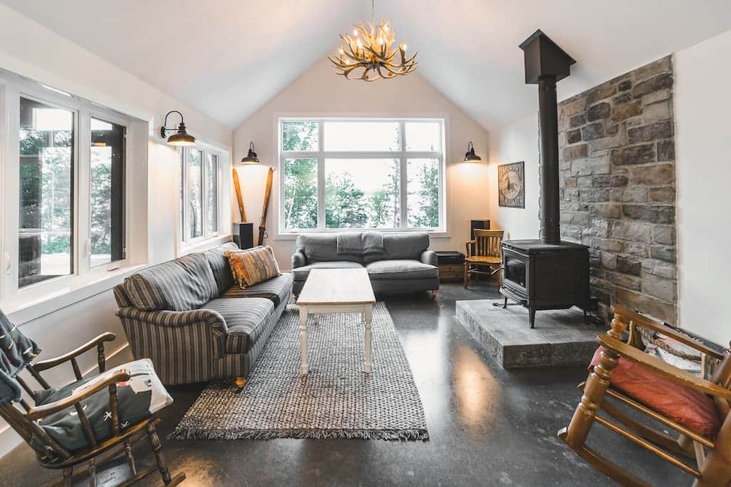 Salon avec foyer au bois