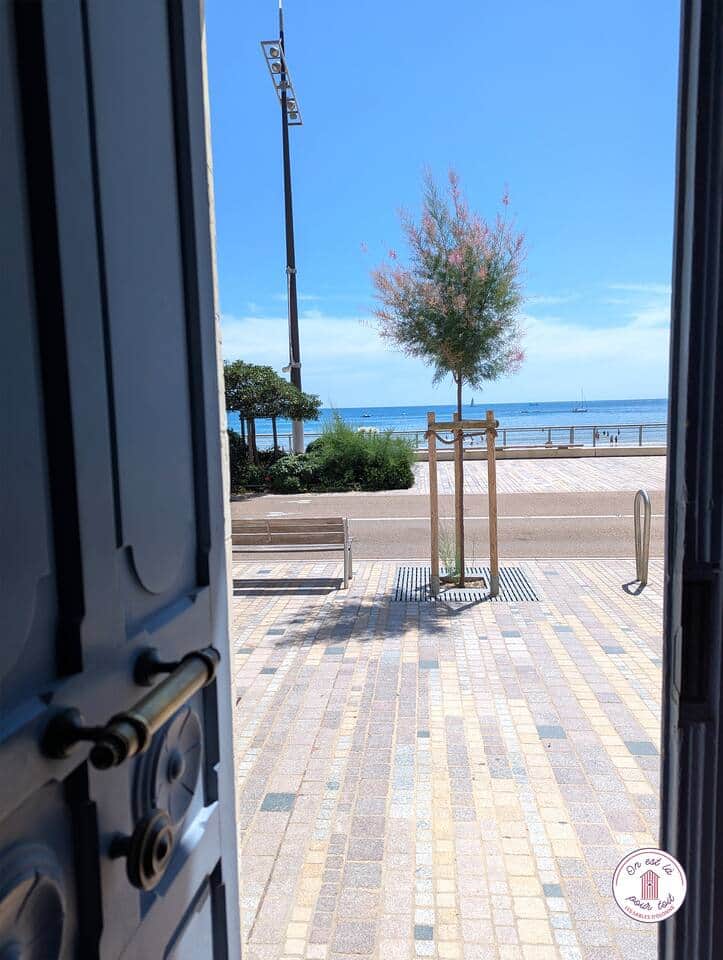 Porte d'entrée de la résidence ave accès direct remblai et plage Porte d'entrée de la résidence ave accès direct remblai et plage