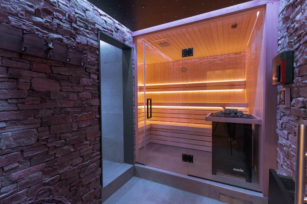 High-Tech-Sauna mit Sternenhimmel, Bluetooth-Radio und Dusche, ideal nach einem Tag im Freien. High-Tech-Sauna mit Sternenhimmel, Bluetooth-Radio und Dusche, ideal nach einem Tag im Freien.