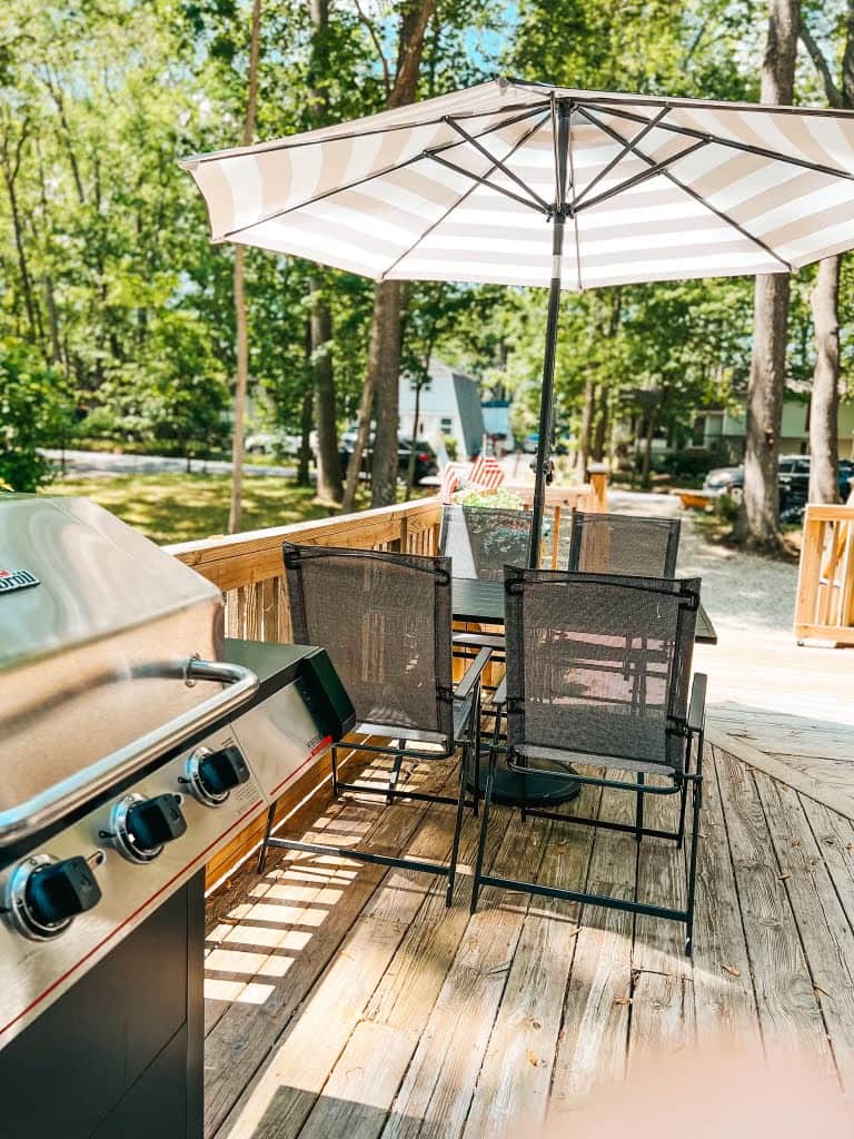 Deck Grill n table facing st