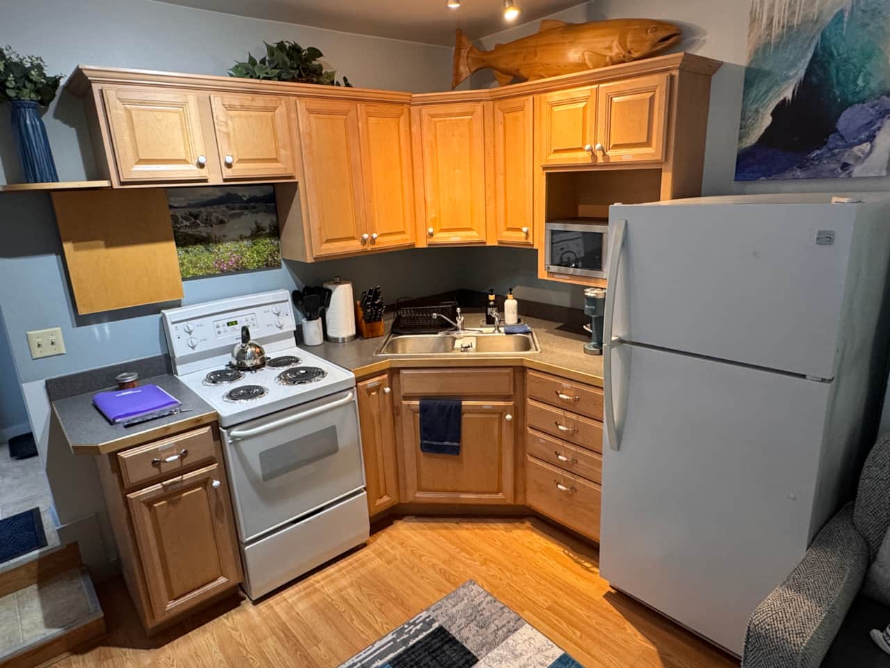 Full Kitchen w all appliances and coffee/drink supplies