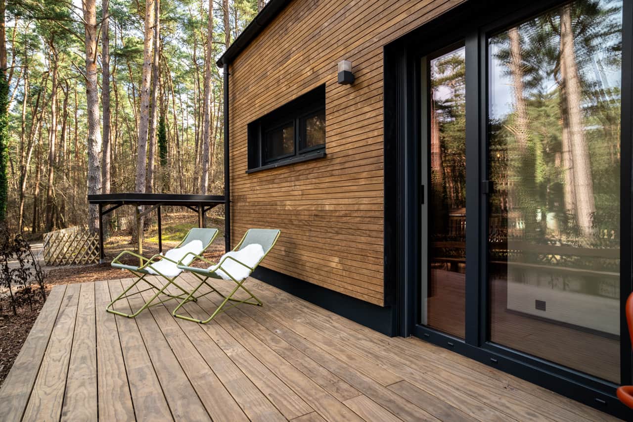 Private Holzterrasse mit Outdoormöbeln