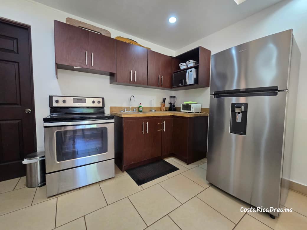 full, well-equipped kitchen