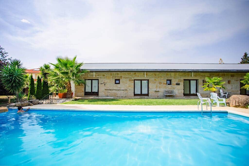 Piscina exterior e janelas dos quartos