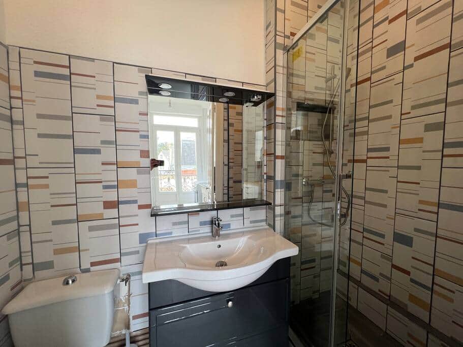 Salle de bain avec douche