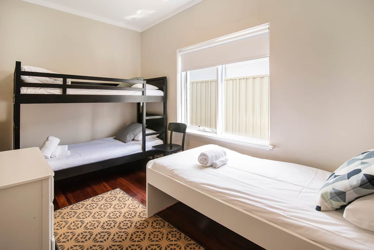 BUNK/SINGLE BEDROOM