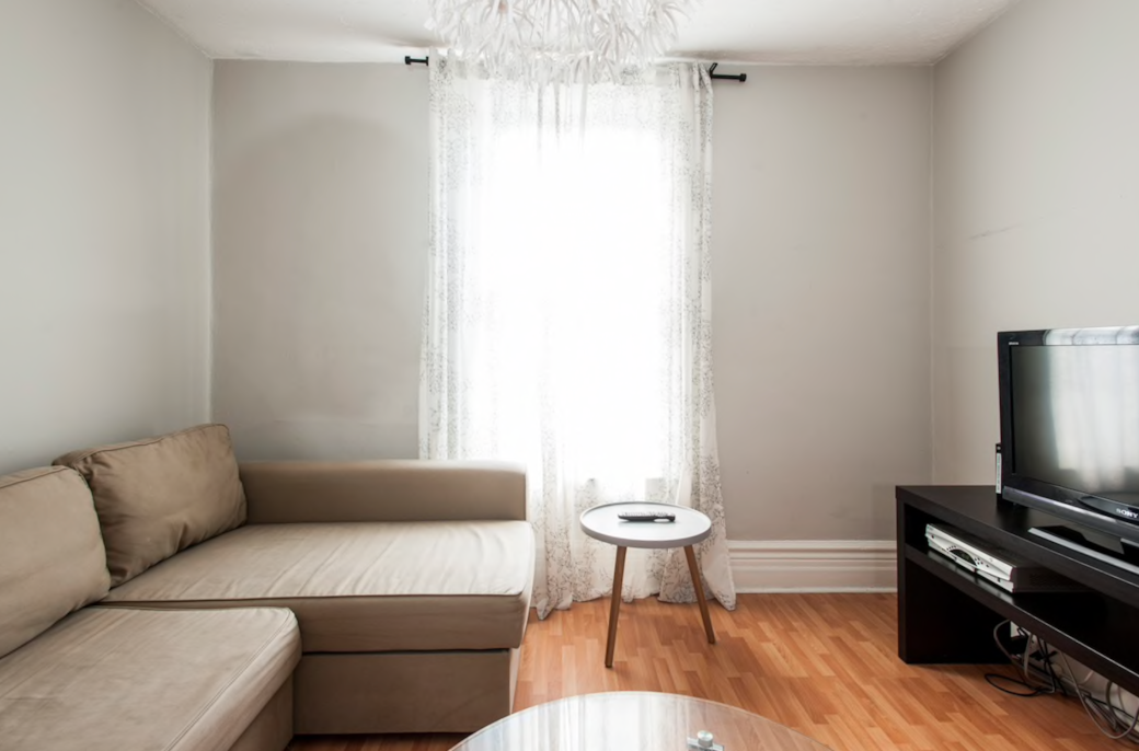 •	Comfortable furnished Toronto suite with natural light and smart TV 