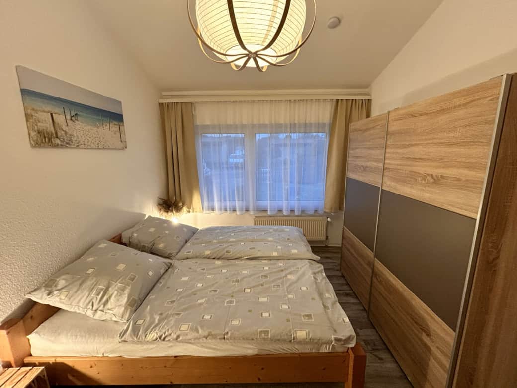 Schlafzimmer 1