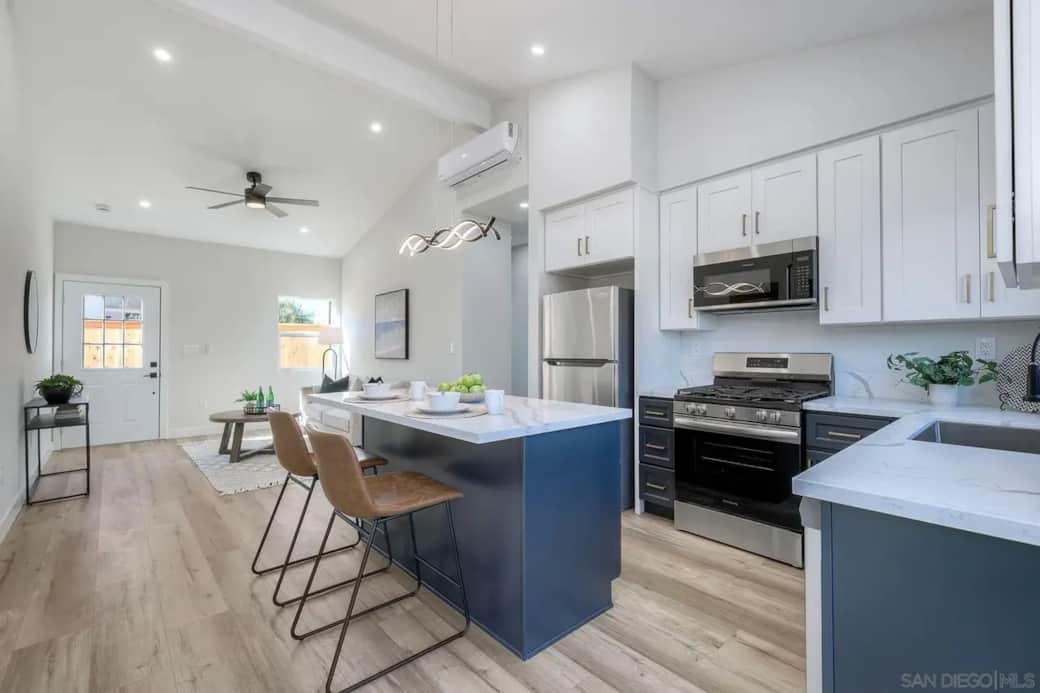 Modern Island Kitchen - 2 Seats Breakfast Bar