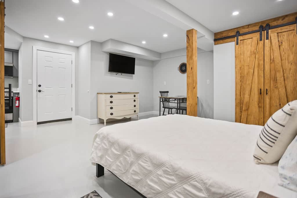 Raven Feather Retreat - Unit 3, 1 queen bed, 1 small twin sleeper sofa, 1 bathroom, hairdryer 