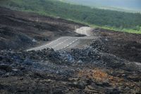route au milieu des coulées de lave