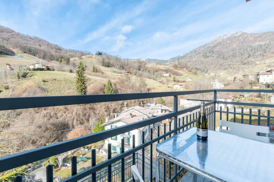 Balcone con vista mozzafiato sulle montagne circostanti