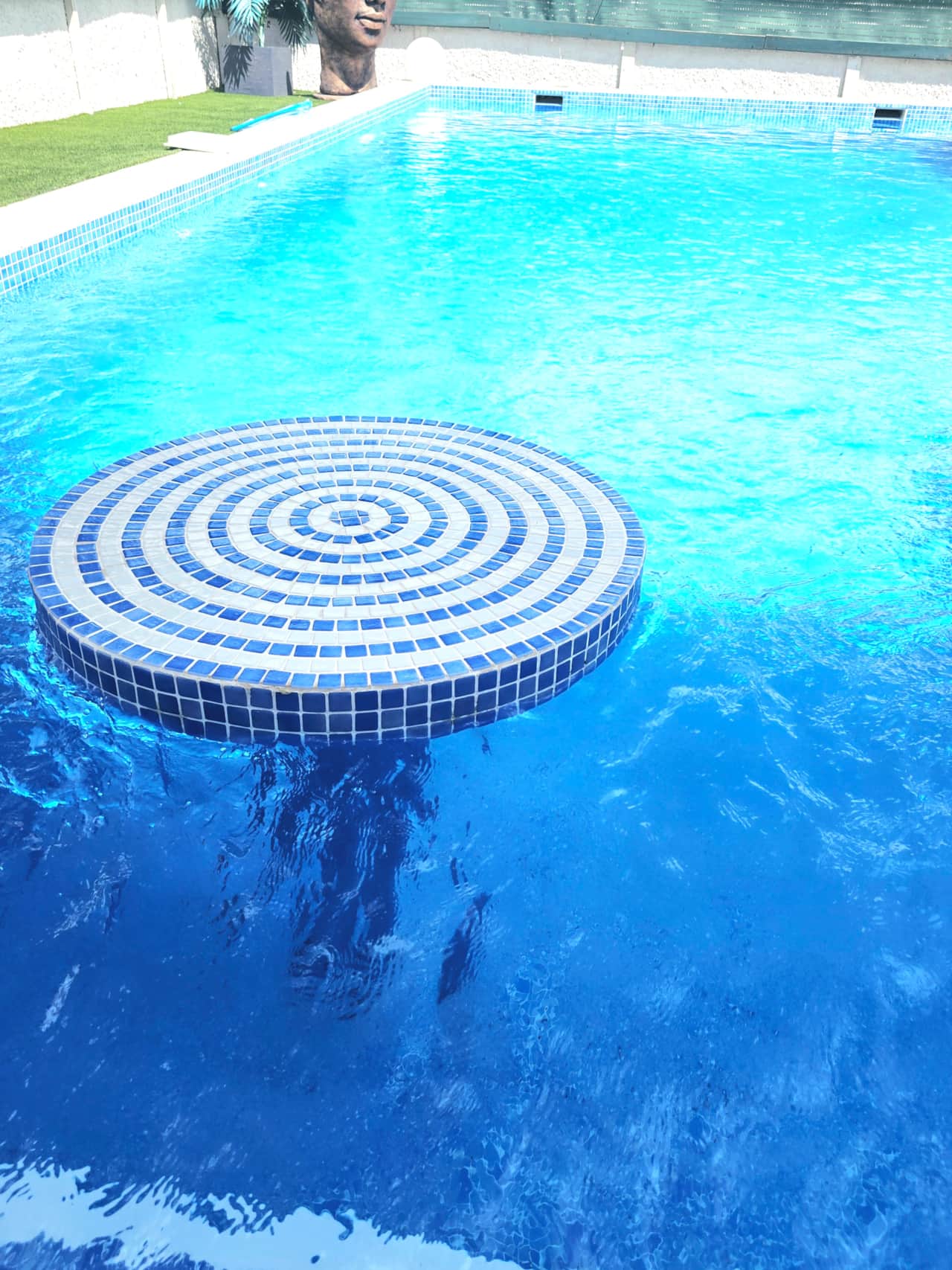 Pool seats