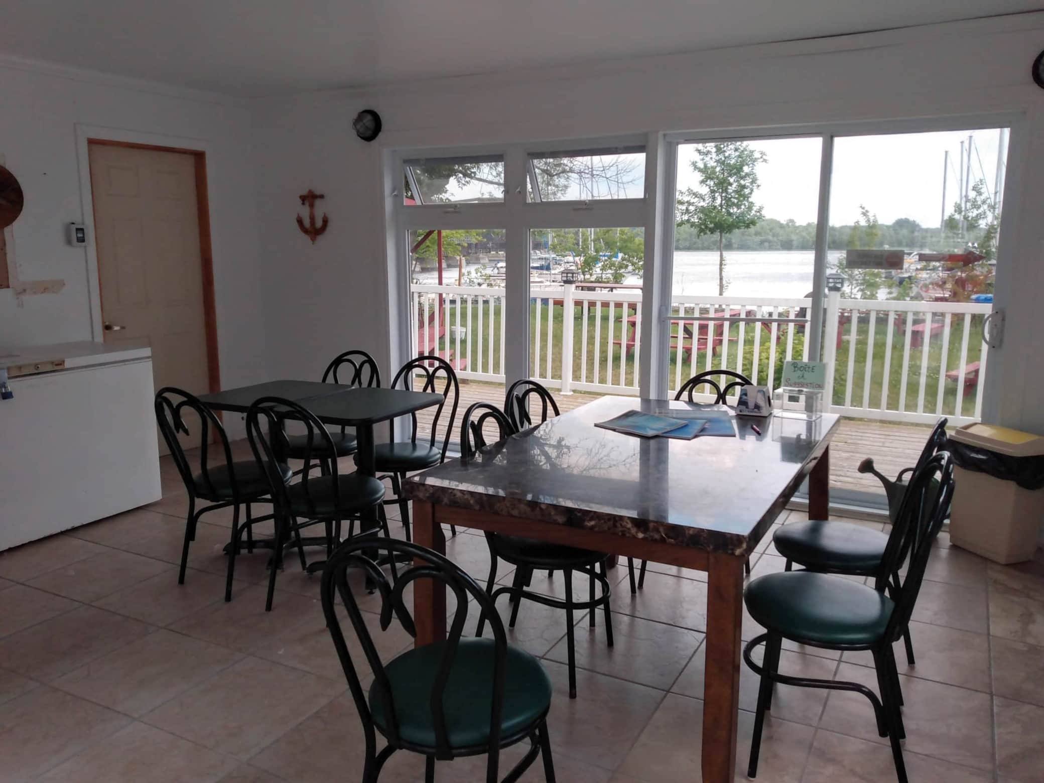 Salle de travail avec vue et internet dans la capitainerie