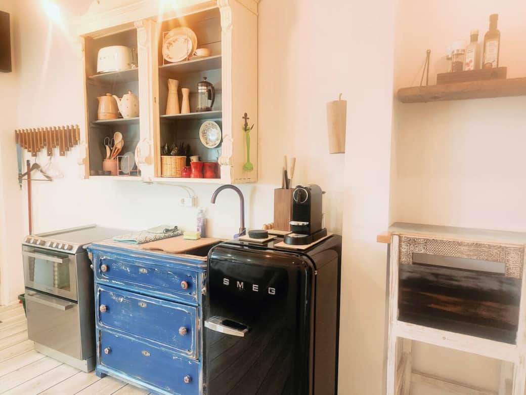 Kühlschrank(Eisfach), Geschirrspüler, Herd und Backofen, sowie Pfannen, Töpfe, Besteck und Messer/Gabel und Teller im Design, liebevolle gut ausgestattete portugiesische Küche.