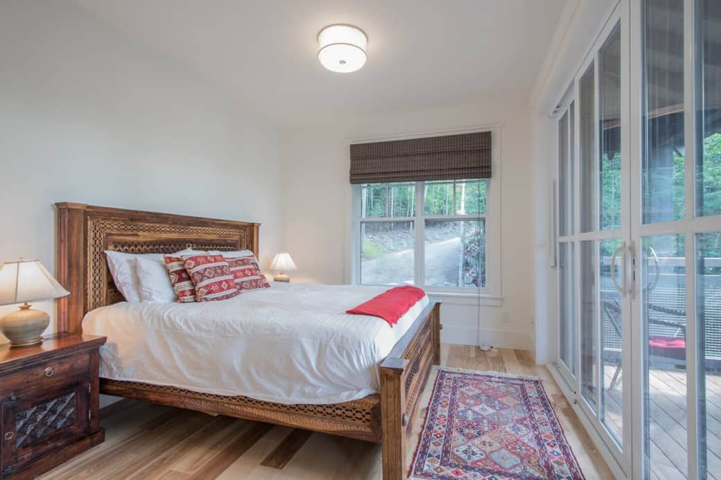 The master bedroom overlooks the lake. The king size bed is extremely comfortable. The master bedroom overlooks the lake. The king size bed is extremely comfortable.