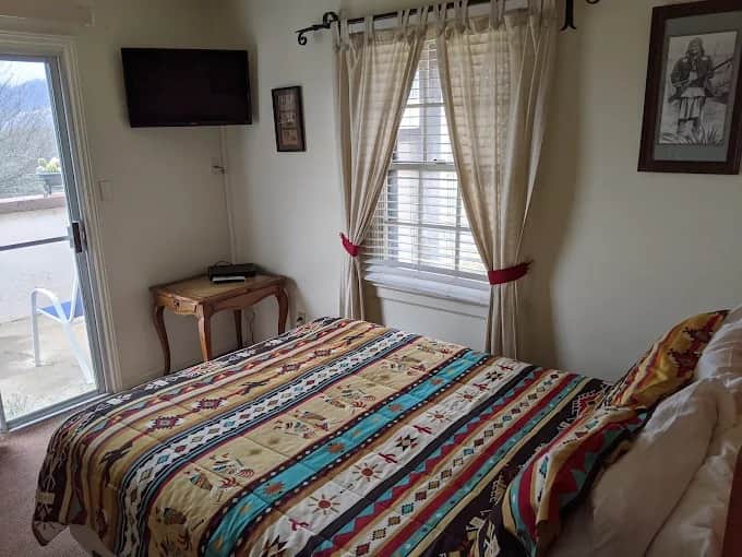 Private Bedroom with Satellite TV Private Bedroom with Satellite TV