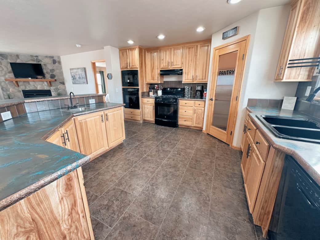 Spacious kitchen with nice pantry and two ovens