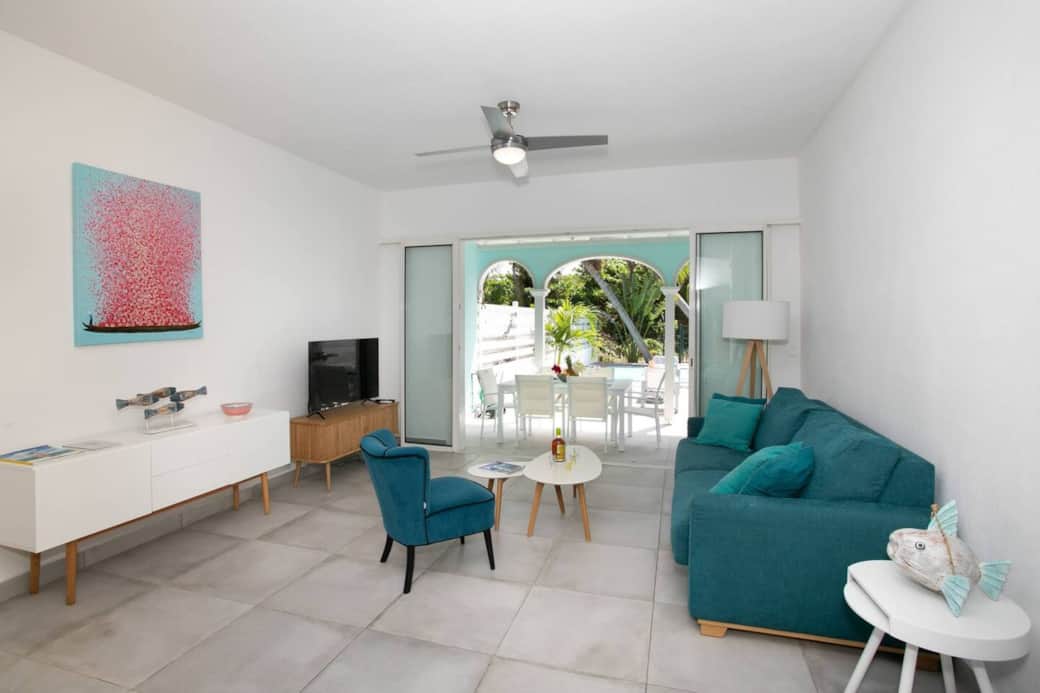 Living room with smart TV and direct access to the terrace and pool Sucriers 