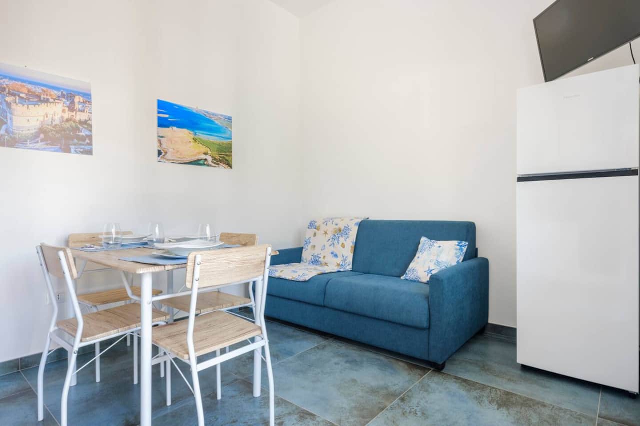 soggiorno/sala da pranzo con divano letto singolo