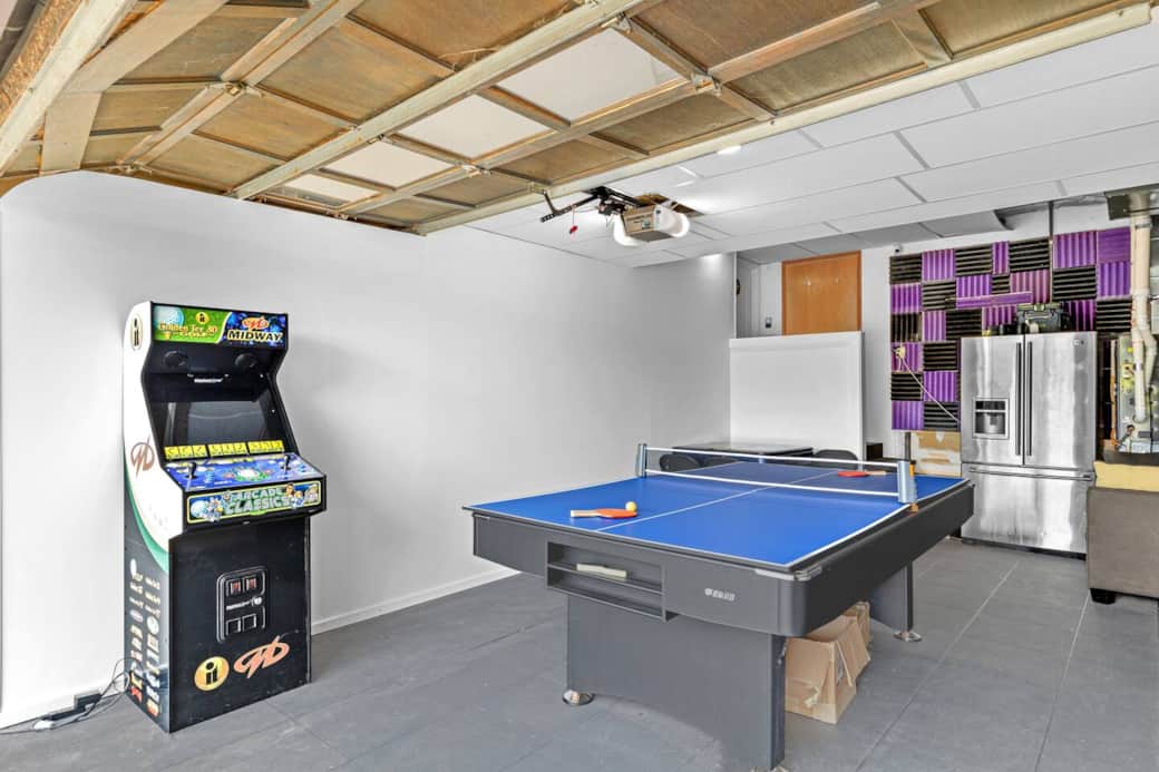 Game room includes arcade, pool, ping pong, mahjong, sofa, fridge & heater. Drinks for purchase. No smoking. Closes at 10PM. Be quiet, return items after use. Max 45 mins if others are waiting. Handle equipment with care.