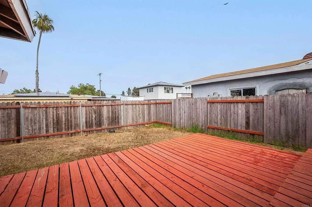 Private Garden w/ Deck