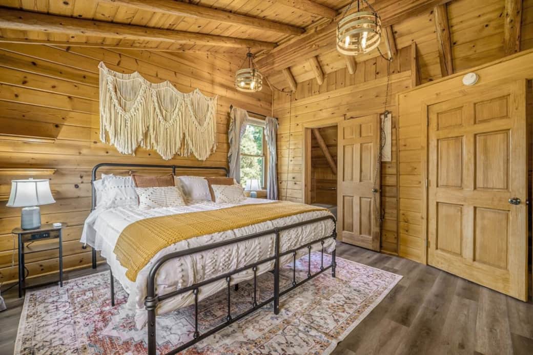 King bed and en suite bathroom with hand-wash tub
