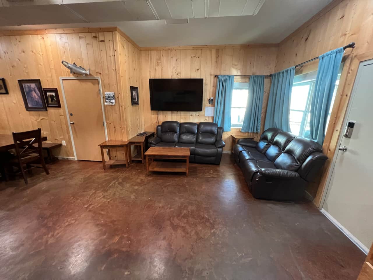 Cozy den area with large TV inside the Lake Godstone 35-bed lodge for group entertainmen