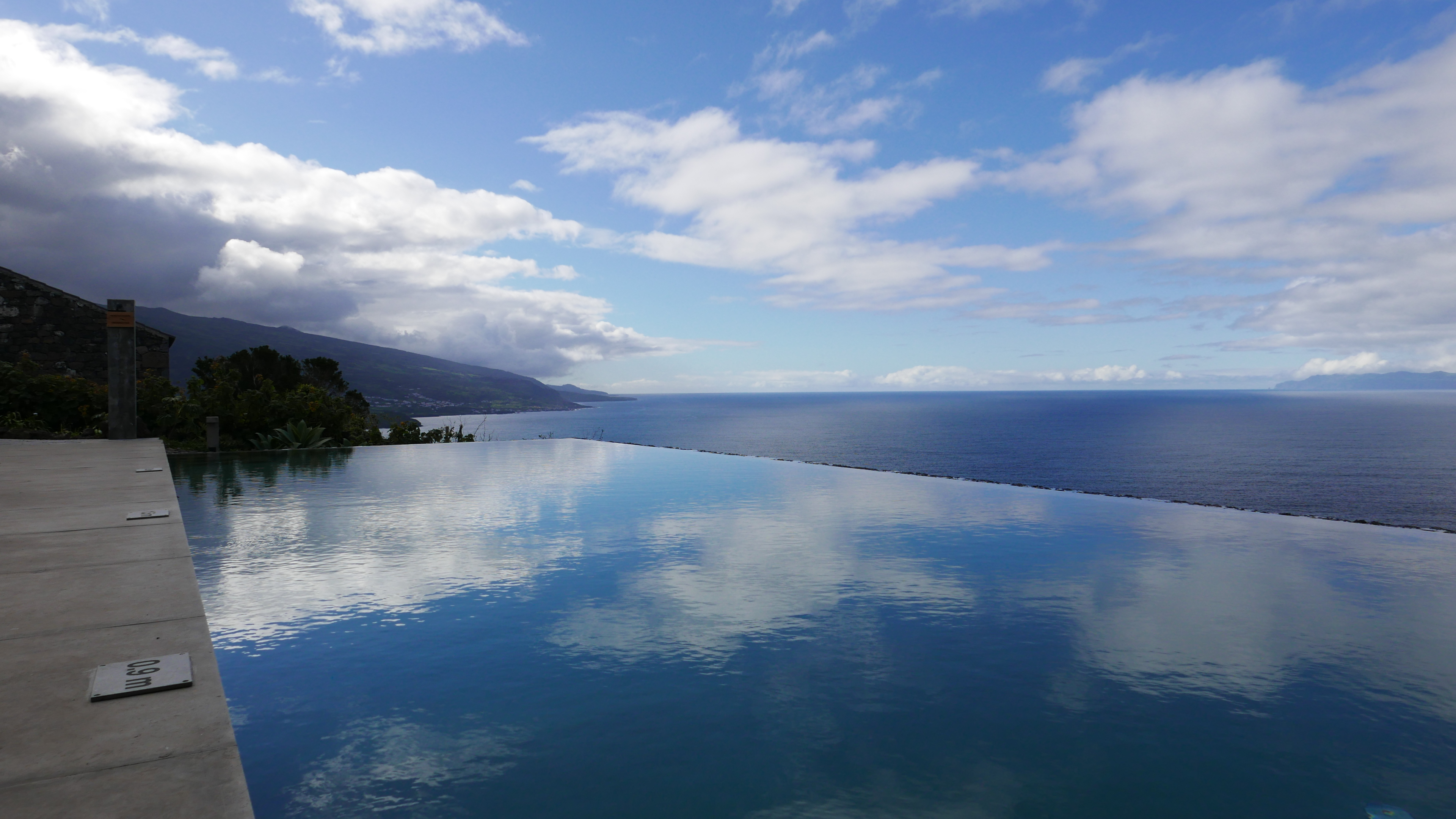 Piscina vista para oeste - West view of the Pool