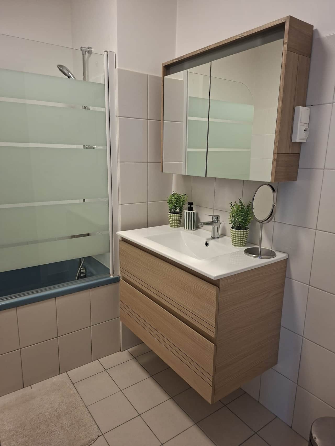 Salle de bain avec baignoire