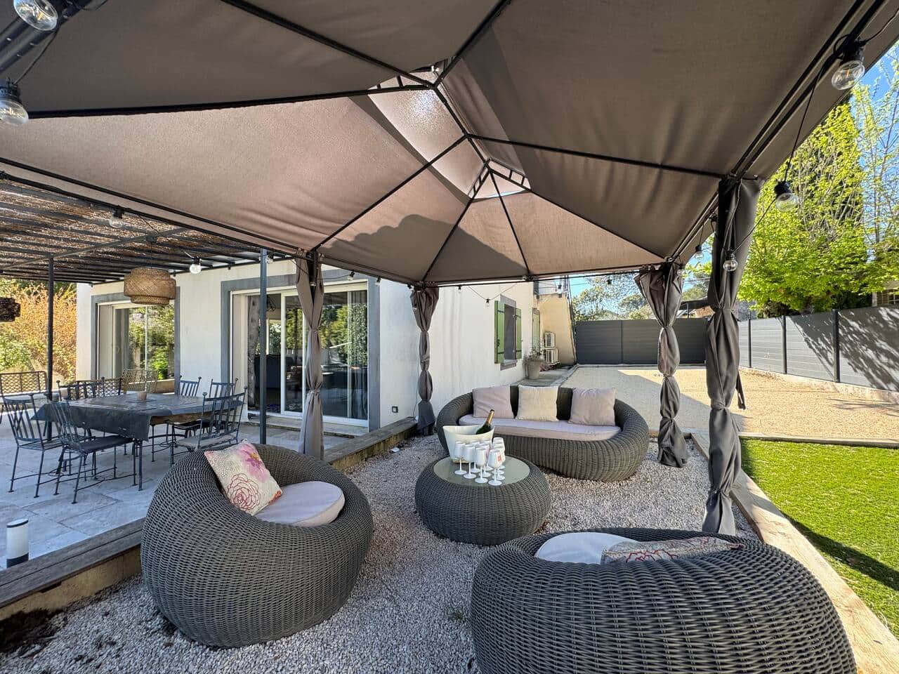 terrasse, fauteuils, table à manger, terrain de pétanque, jardin