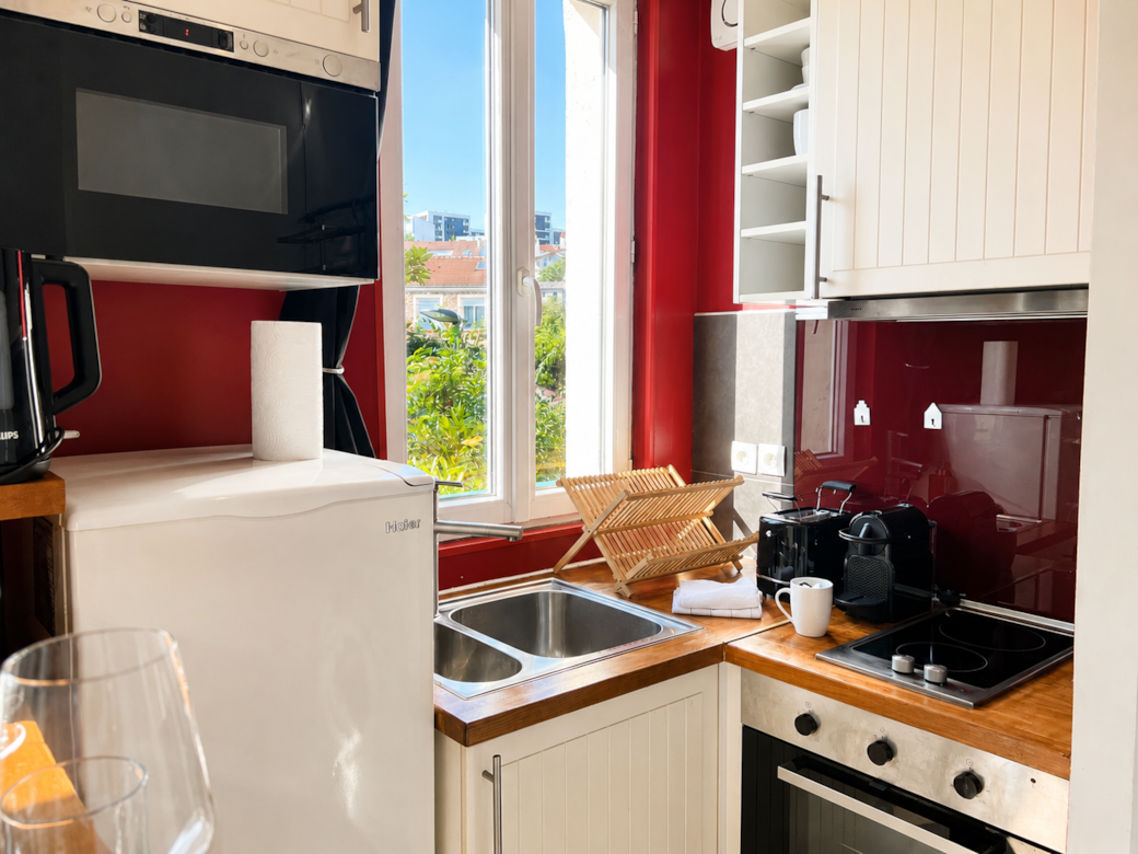Kitchenette équipée du Victor Hugo, idéale pour séjour autonome