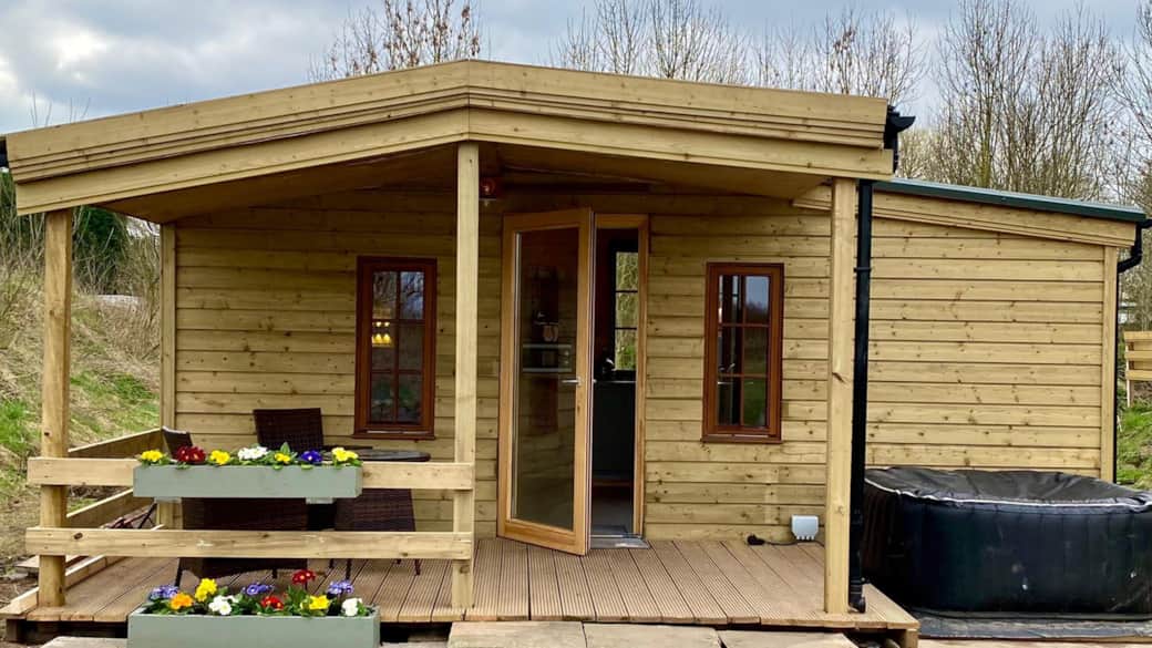 Tiny house 2 with hot tub Cabin in Tuxford