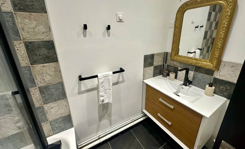 Salle de bain moderne et lumineuse, équipée d’une baignoire, avec serviettes et tapis de bain fournis. Vous y trouverez également un sèche-cheveux, du savon pour les mains et un gel douche-shampoing 2-en-1 mis à votre disposition.