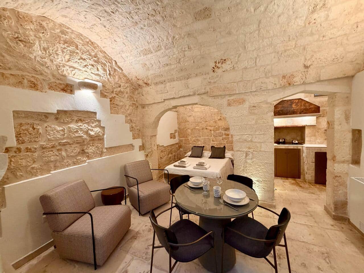 soggiorno con zona pranzo e camera da letto in alcova