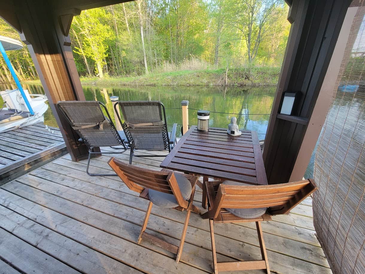 Terrasse flottante aménagée pour les repas et la détente