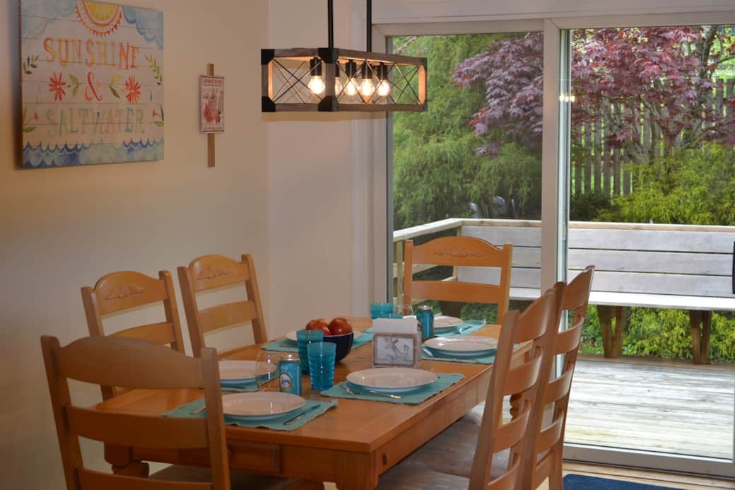 Dining table easily seats 6 Dining table easily seats 6