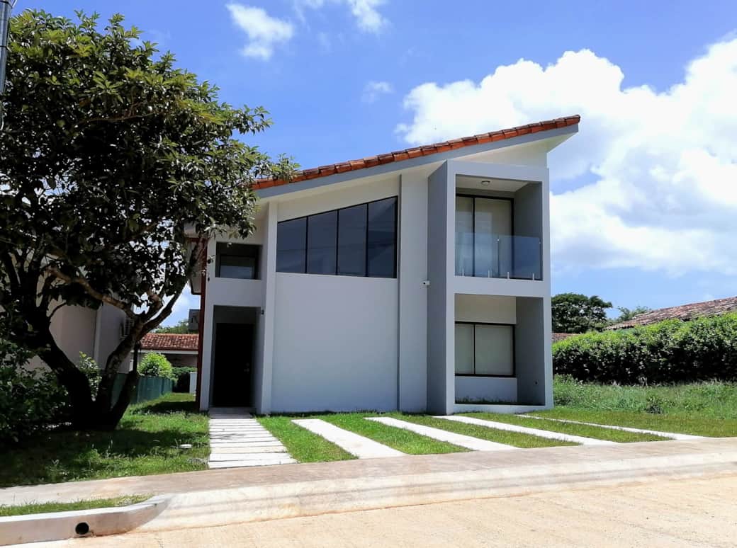 Casa vista desde el frente y parqueo de vehículos Casa vista desde el frente y parqueo de vehículos