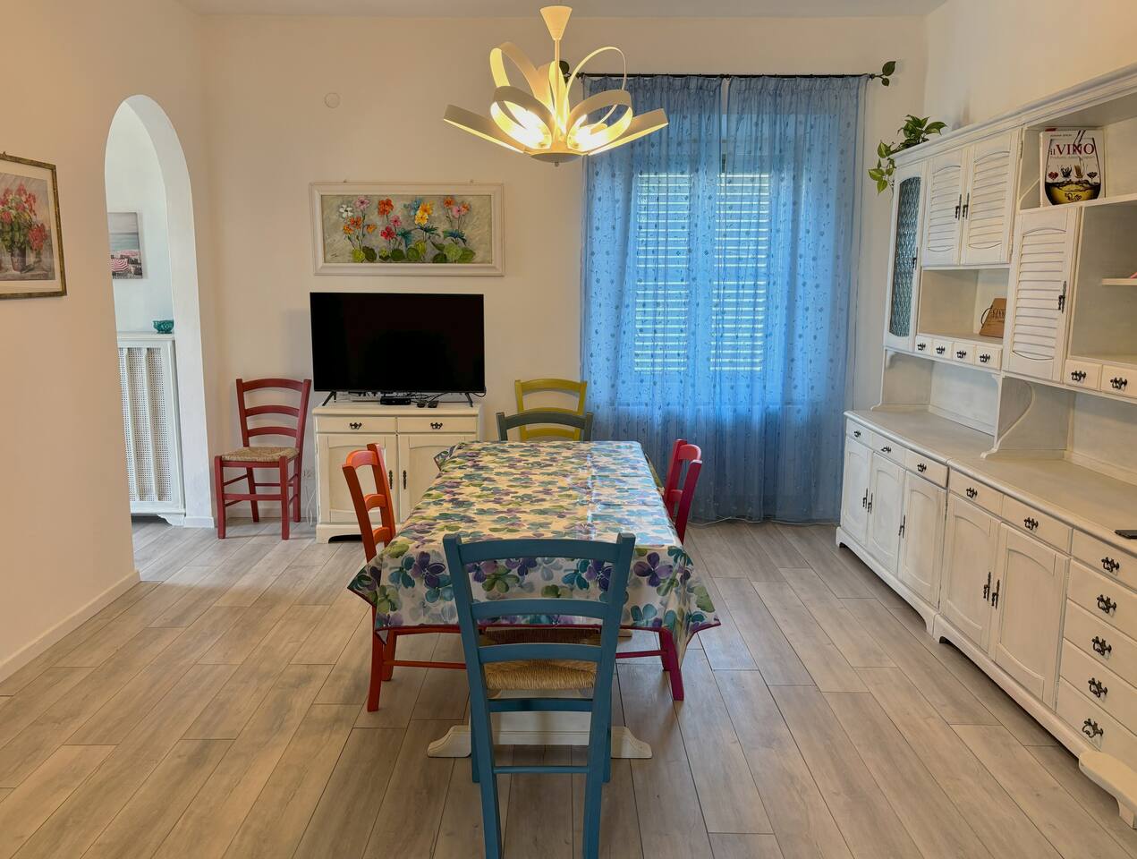 Zona Pranzo con tavolo da pranzo e Smart TV LED 42"