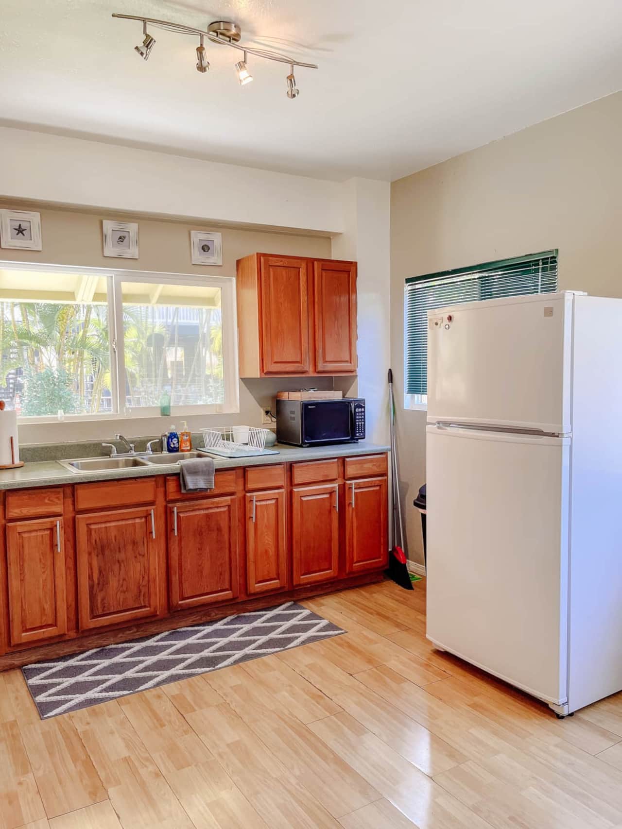 Full kitchen w/ cooking necessities provided