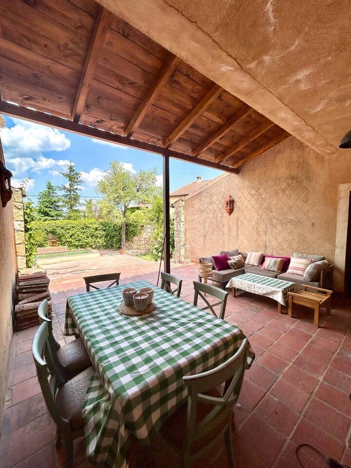 El espacioso porche permite comer fuera y disfrutar de una buena barbacoa con los excepcionales productos de la zona. Con  una gran mesa extensible para hasta 10 personas.  Las tardes de verano resultan  más  agradables en este alegre  espacio.