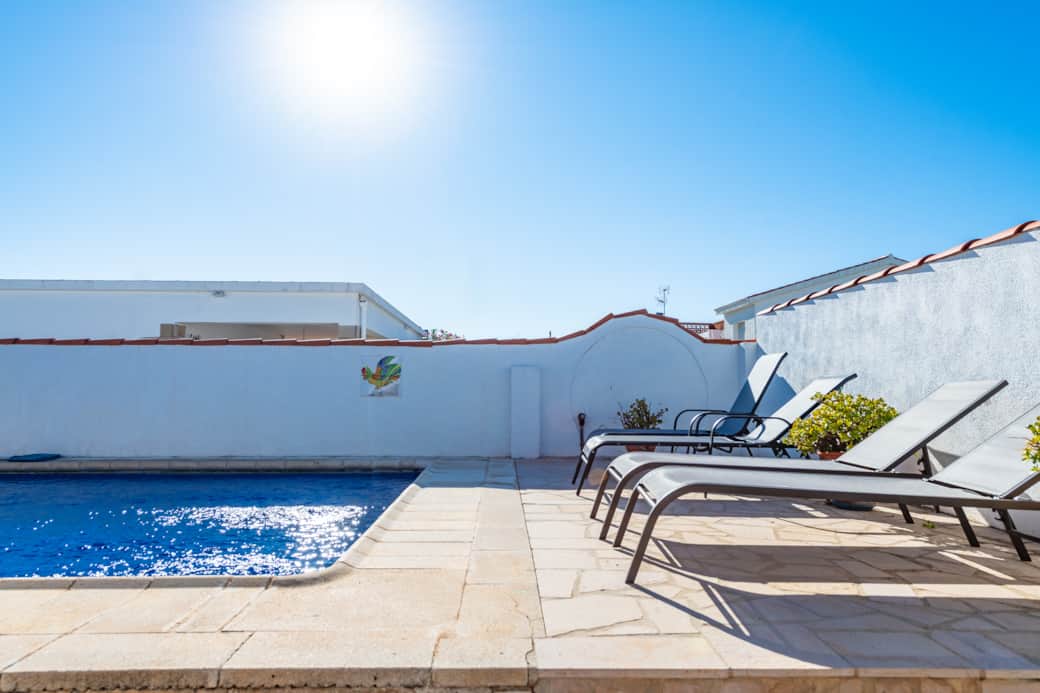 Sorpresa - Villa Vacaciones Vinaròs - Piscina con tumbonas frontal Sorpresa - Villa Vacaciones Vinaròs - Piscina con tumbonas frontal