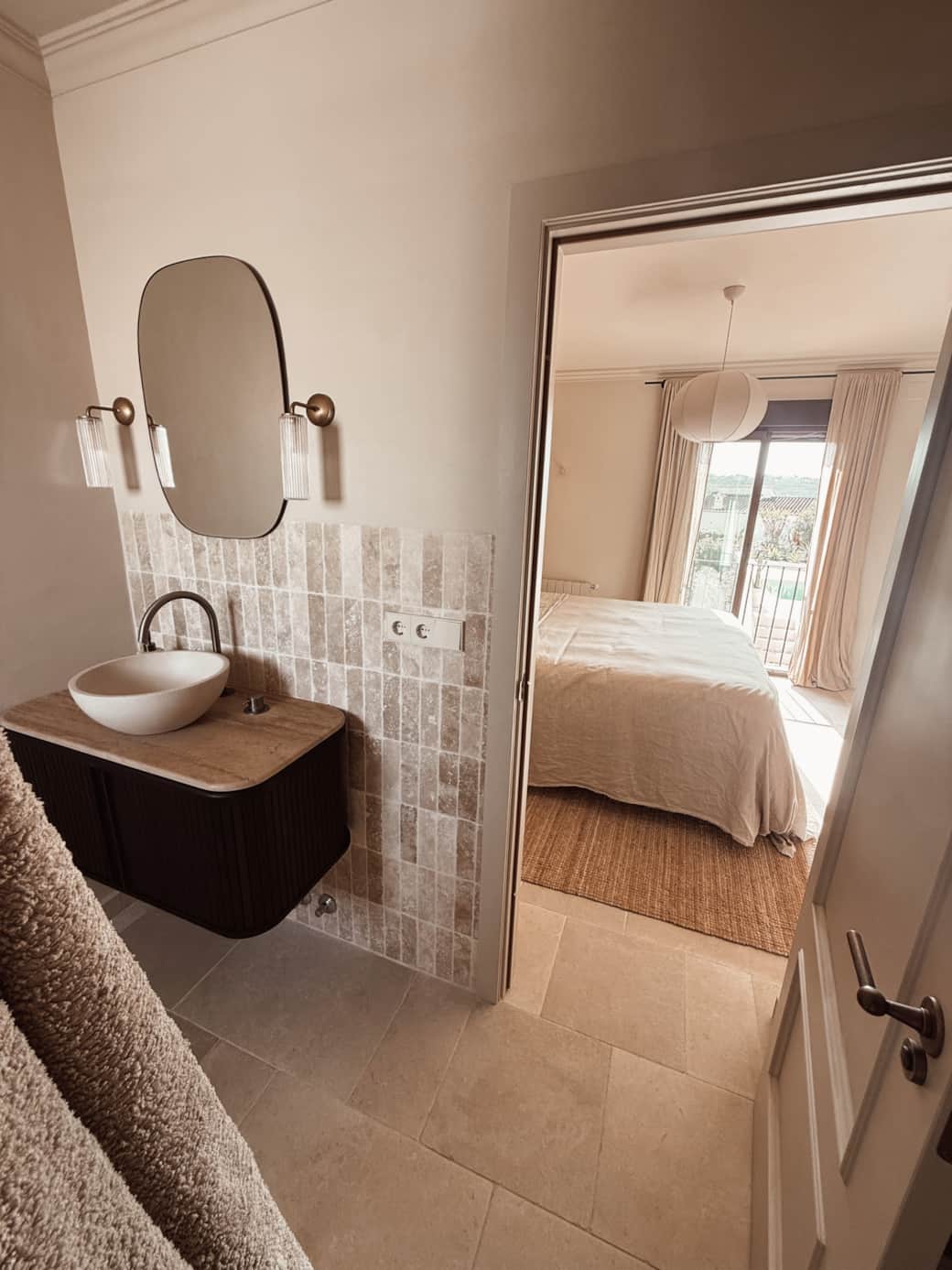 Ensuite badkamer met inloopdouche, toilet, wastafel en regendouche.