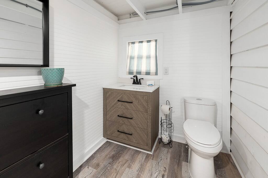 Full Bathroom 2